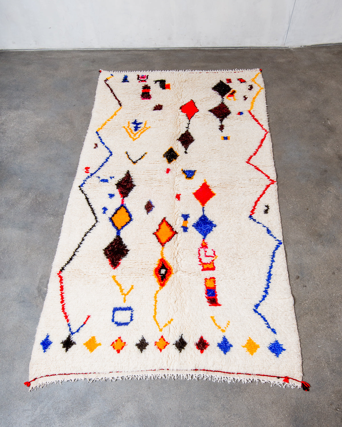 Modern designer handcrafted Berber rug from Morocco. Azilal rug with beautiful colours and patterns. Made of sheep’s wool and colourful cotton.